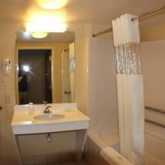 Отель All Seasons Inn and Suites ванная