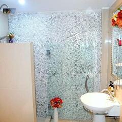 Отель Cozy Pool Holiday home ванная