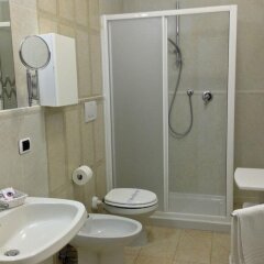Отель Carlton Beach Италия, Римини - 2 отзыва об отеле, цены и фото номеров - забронировать отель Carlton Beach онлайн ванная фото 2