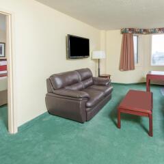 Отель Ramada Plaza & Conf Center by Wyndham Calgary Airport Канада, Калгари - отзывы, цены и фото номеров - забронировать отель Ramada Plaza & Conf Center by Wyndham Calgary Airport онлайн комната для гостей