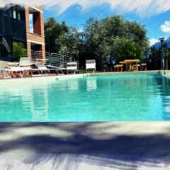 Отель Hostellerie Du Cheval Blanc Аоста бассейн