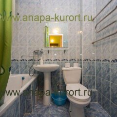 Гостиница Guest House Zemlianichnaia Poliana в Анапе отзывы, цены и фото номеров - забронировать гостиницу Guest House Zemlianichnaia Poliana онлайн Анапа ванная фото 2