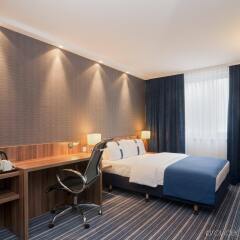 Отель Holiday Inn Express Hamburg St Pauli Messe Германия, Гамбург - 1 отзыв об отеле, цены и фото номеров - забронировать отель Holiday Inn Express Hamburg St Pauli Messe онлайн удобства в номере фото 2
