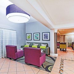 Отель La Quinta Inn by Wyndham Dallas Uptown США, Даллас - отзывы, цены и фото номеров - забронировать отель La Quinta Inn by Wyndham Dallas Uptown онлайн комната для гостей