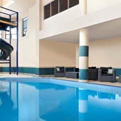 Отель Four Points by Sheraton Hotel & Suites Calgary West Канада, Калгари - отзывы, цены и фото номеров - забронировать отель Four Points by Sheraton Hotel & Suites Calgary West онлайн фитнесс-зал фото 3