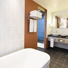 Отель Leonardo Hotel Berlin Mitte Германия, Берлин - 2 отзыва об отеле, цены и фото номеров - забронировать отель Leonardo Hotel Berlin Mitte онлайн ванная