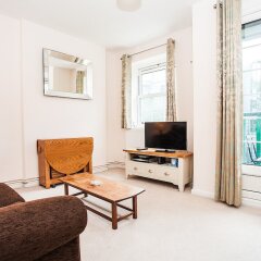 Отель Bright 2 Bedroom Property With Balcony комната для гостей фото 5