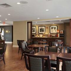 Отель Hampton Inn NY-JFK Jamaica-Queens США, Нью-Йорк - 1 отзыв об отеле, цены и фото номеров - забронировать отель Hampton Inn NY-JFK Jamaica-Queens онлайн гостиничный бар
