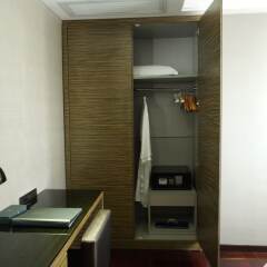 La Perle International Hotel сейф в номере