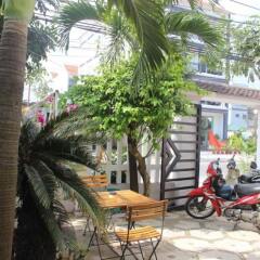 Отель Little House Homestay парковка