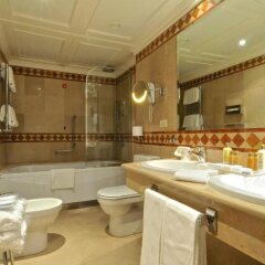 Отель Parco dei Principi Grand Hotel & SPA Италия, Рим - 7 отзывов об отеле, цены и фото номеров - забронировать отель Parco dei Principi Grand Hotel & SPA онлайн ванная