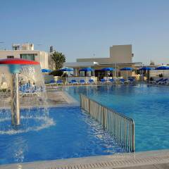 Euronapa Hotel Apartments бассейн