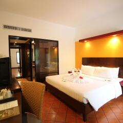 Отель All Seasons Naiharn Phuket сейф в номере