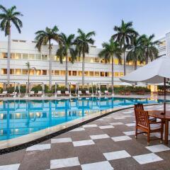 Отель The Claridges New Delhi бассейн фото 2