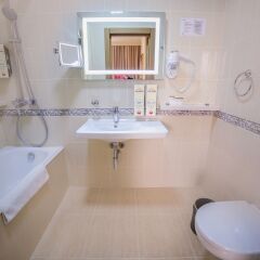 Отель City Bishkek Кыргызстан, Бишкек - отзывы, цены и фото номеров - забронировать отель City Bishkek онлайн ванная фото 2