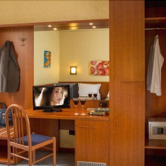 Hotel Jonico сейф в номере