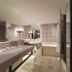 Отель Grand Hyatt Erawan Bangkok Таиланд, Бангкок - 1 отзыв об отеле, цены и фото номеров - забронировать отель Grand Hyatt Erawan Bangkok онлайн ванная фото 2