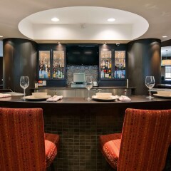 Отель Best Western Premier Freeport Inn Calgary Airport Канада, Калгари - отзывы, цены и фото номеров - забронировать отель Best Western Premier Freeport Inn Calgary Airport онлайн гостиничный бар