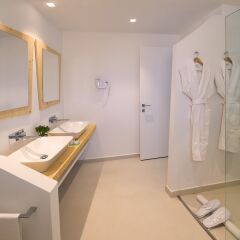 Отель Baia Chia - Chia Laguna Resort Италия, Домус-де-Мария - отзывы, цены и фото номеров - забронировать отель Baia Chia - Chia Laguna Resort онлайн ванная