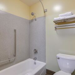 Отель La Quinta Inn & Suites Logan ванная
