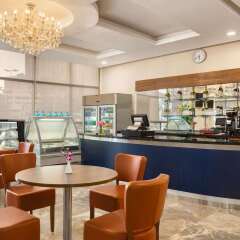 Отель Ramada Encore Kuwait Downtown гостиничный бар