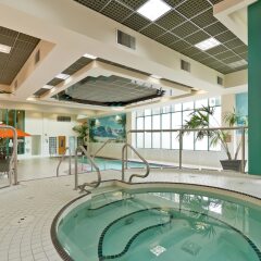Отель Rosedale On Robson Suite Hotel Канада, Ванкувер - отзывы, цены и фото номеров - забронировать отель Rosedale On Robson Suite Hotel онлайн бассейн фото 2