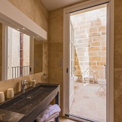 Отель The Snop House Мальта, Гранд-Харбор - отзывы, цены и фото номеров - забронировать отель The Snop House онлайн ванная