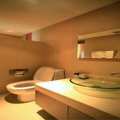 Silom One Hotel Бангкок ванная фото 2