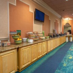 Отель Comfort Inn and Suites Resort Cocoa Beach США, Какао-Бич - отзывы, цены и фото номеров - забронировать отель Comfort Inn and Suites Resort Cocoa Beach онлайн питание фото 2