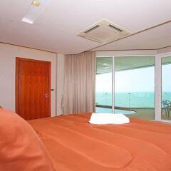 Апартаменты Ocean Fringe Apartment A Паттайя комната для гостей фото 4