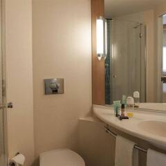 Ibis Izmir Alsancak Турция, Измир - 1 отзыв об отеле, цены и фото номеров - забронировать отель Ibis Izmir Alsancak онлайн ванная фото 2