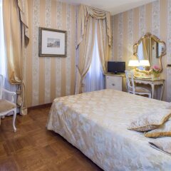 Hotel Savoia & Jolanda сейф в номере