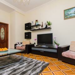 Гостиница Apartmenty Uyut Stalinsky Ampir в Москве отзывы, цены и фото номеров - забронировать гостиницу Apartmenty Uyut Stalinsky Ampir онлайн Москва комната для гостей фото 5