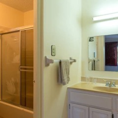 Отель Lawrence Pool House ванная