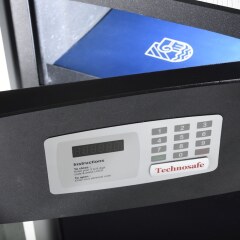 Отель Isola Sacra Rome Airport сейф в номере