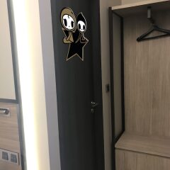 Tokidoki Popup Hotel сейф в номере