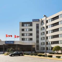 Отель Travelodge by Wyndham Toronto East парковка
