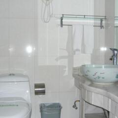 Отель Beijing GuoMen Business Hotel Китай, Пекин - отзывы, цены и фото номеров - забронировать отель Beijing GuoMen Business Hotel онлайн ванная фото 2