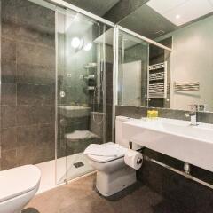 Отель Madrid SmartRentals Puerta del Sol Испания, Мадрид - отзывы, цены и фото номеров - забронировать отель Madrid SmartRentals Puerta del Sol онлайн ванная