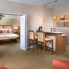 Отель Tropicana Las Vegas - a DoubleTree by Hilton Hotel США, Лас-Вегас - 2 отзыва об отеле, цены и фото номеров - забронировать отель Tropicana Las Vegas - a DoubleTree by Hilton Hotel онлайн комната для гостей фото 3
