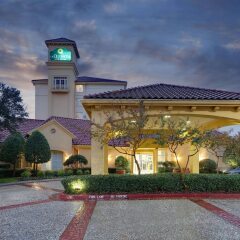 Отель La Quinta Inn & Suites Dallas North Central парковка
