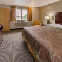 Super 8 by Wyndham Woodburn in Woodburn, United States of America from 99$, photos, reviews - zenhotels.com guestroom