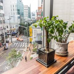 Отель Myeong-Dong New Stay Inn балкон