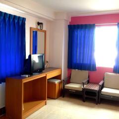 Cherry Hotel комната для гостей