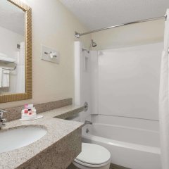 Super 8 by Wyndham Casper West by the River in Casper, United States of America from 116$, photos, reviews - zenhotels.com bathroom