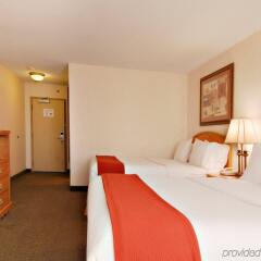 Отель Holiday Inn Express Vancouver-Metrotown (Burnaby) Канада, Бурнаби - отзывы, цены и фото номеров - забронировать отель Holiday Inn Express Vancouver-Metrotown (Burnaby) онлайн комната для гостей фото 5