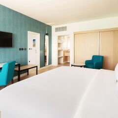 Отель Occidental Sharjah Grand ОАЭ, Шарджа - 8 отзывов об отеле, цены и фото номеров - забронировать отель Occidental Sharjah Grand онлайн сейф в номере