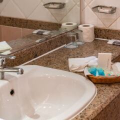 Отель Coral Beach Resort Tiran ванная
