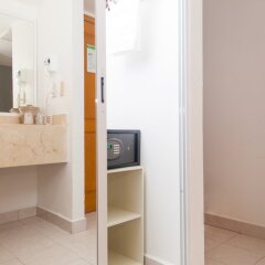 Отель Holiday Inn Cancun Arenas Мексика, Канкун - отзывы, цены и фото номеров - забронировать отель Holiday Inn Cancun Arenas онлайн сейф в номере