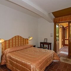 Отель Cecco di Nara Массароза сейф в номере